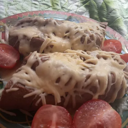 Чесночный багет с сыром и помидорками