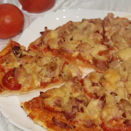 Пицца с помидорами и куриным окороком
