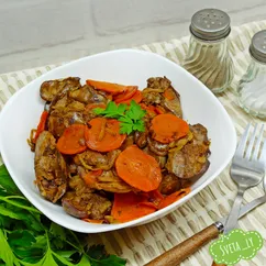 Жареная куриная печень с луком и морковью