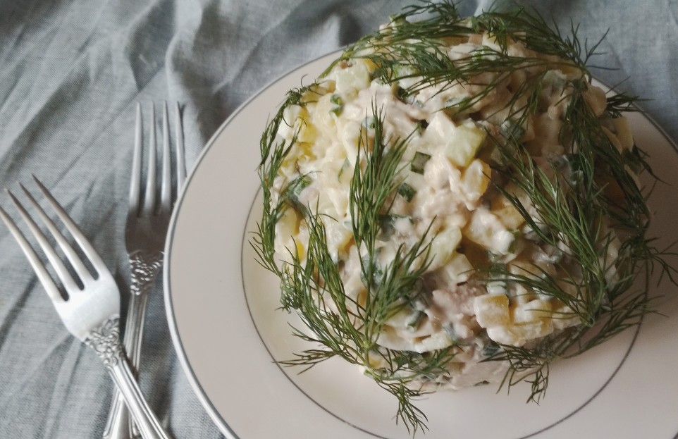 Салат обжорка с курицей и солеными огурцами классический