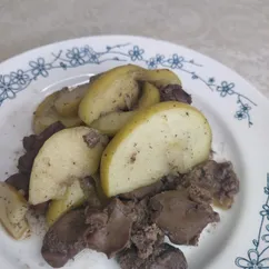 Печень с яблоками и луком