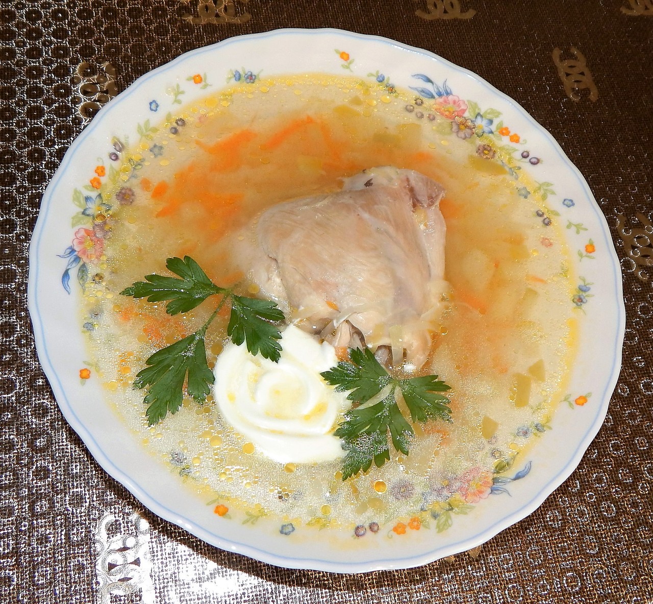 Щи с курицей и яблоками