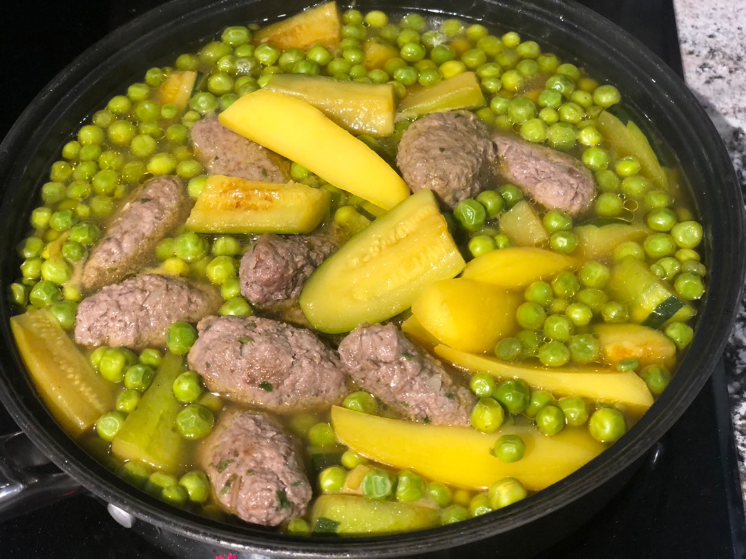 Рагу с овощами и кулачками из фарша - ужин для всей семьи