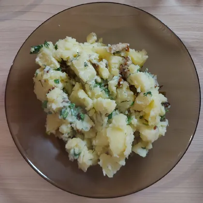 Отварной картофель с зеленью и грибами