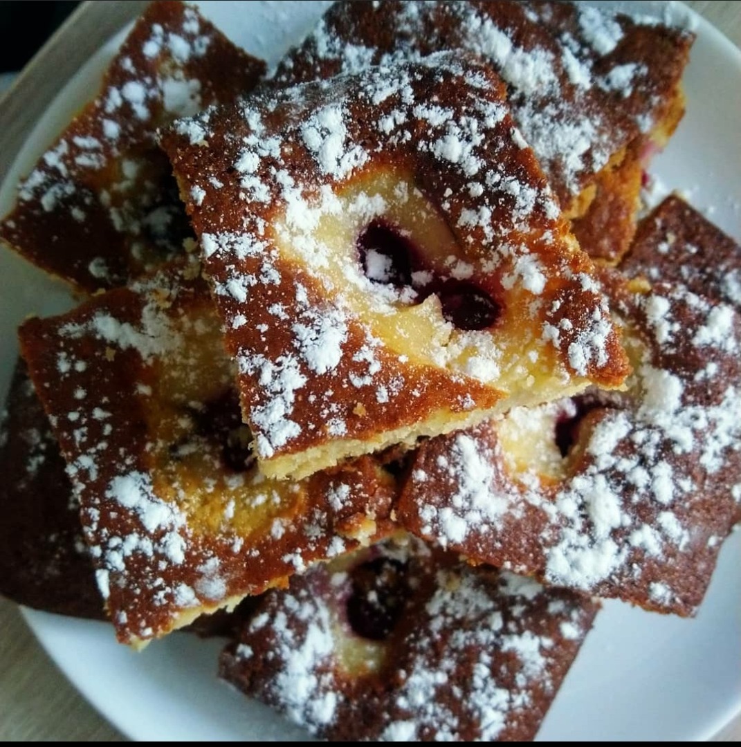 Пирог на кефире с вишней и заварным кремом🥧