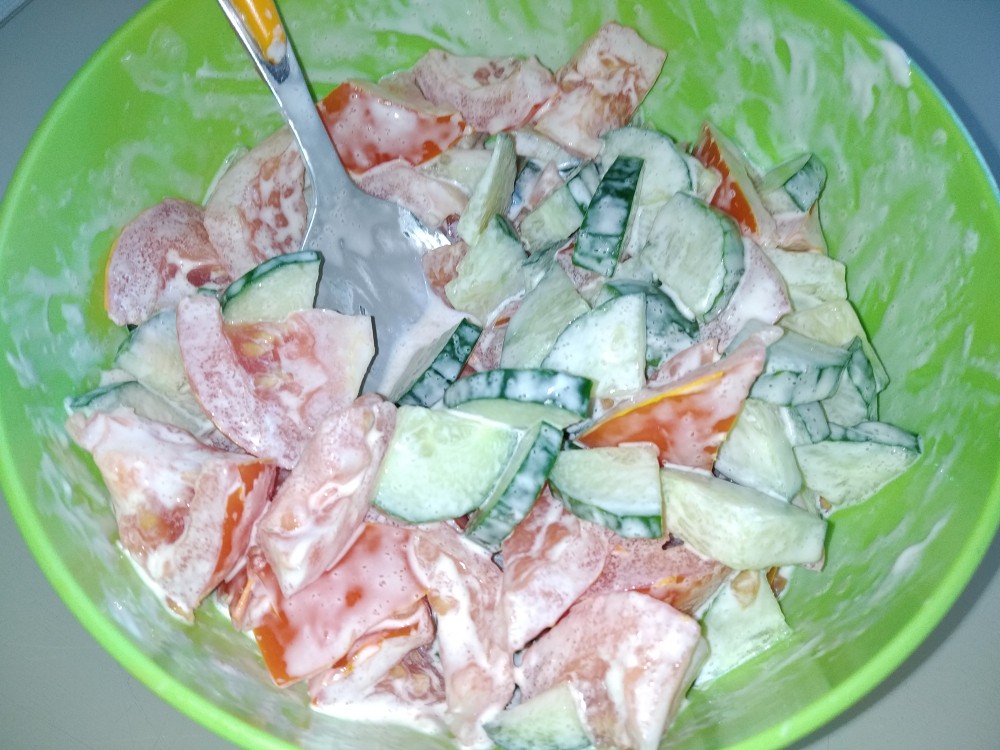 Вкусно-ТА :: Рецепты :: Салат с кальмарами, огурцами, помидорами и горошком
