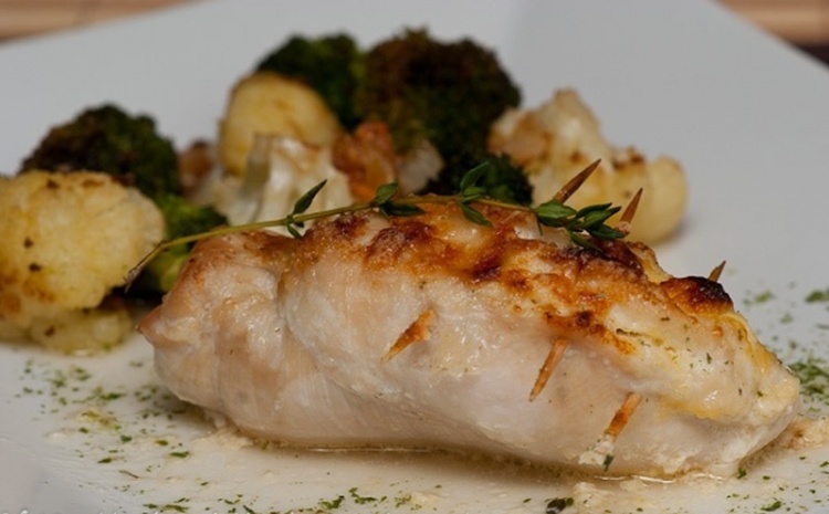 Фаршированная яблоками куриная грудка