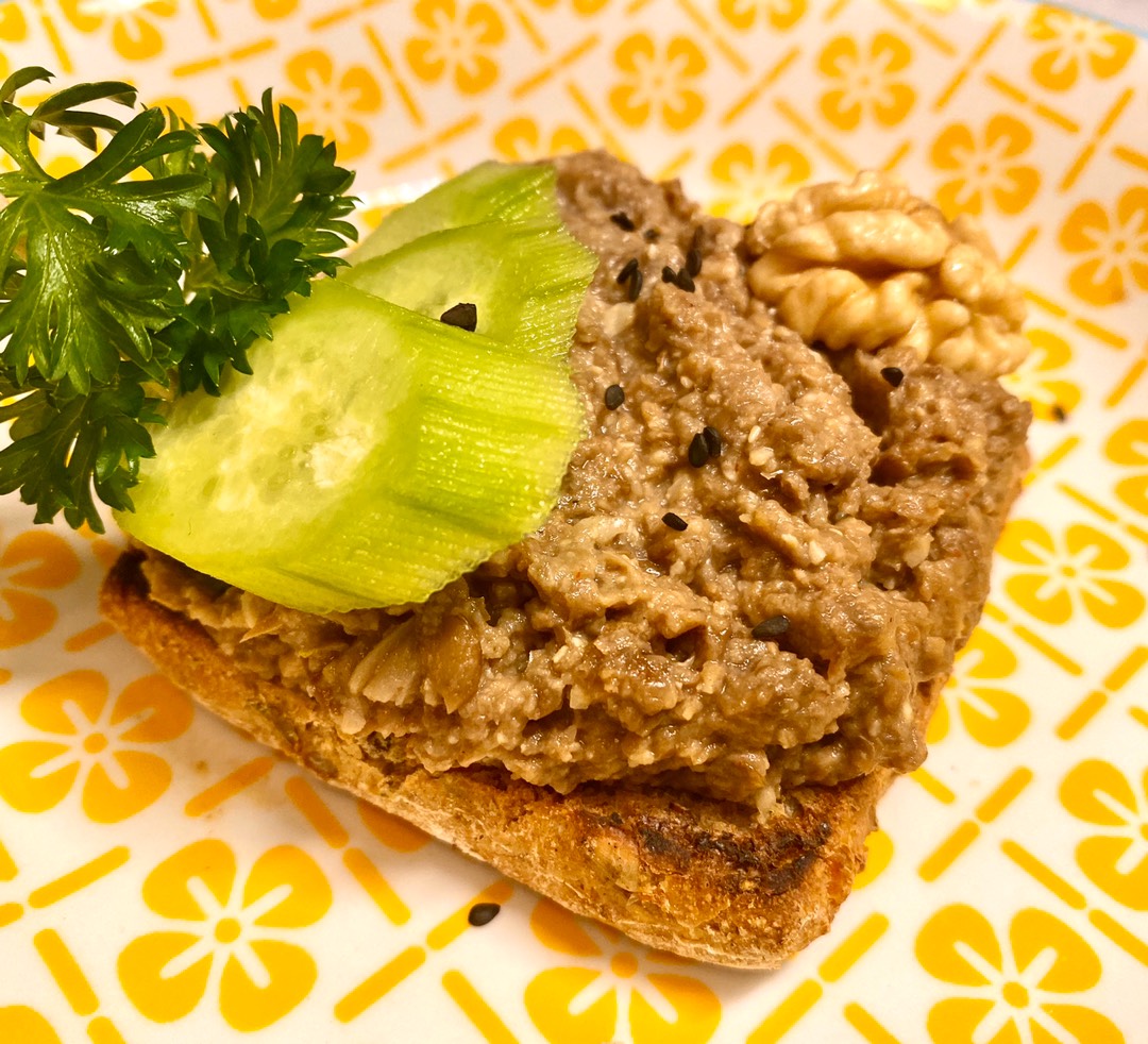 Чечевичный паштет с грибами и грецкими орехами