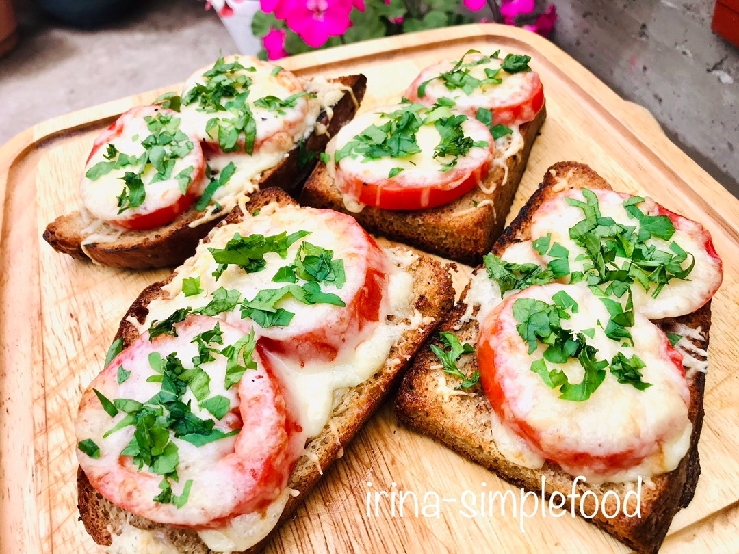 Чесночные гренки с сыром и помидорами