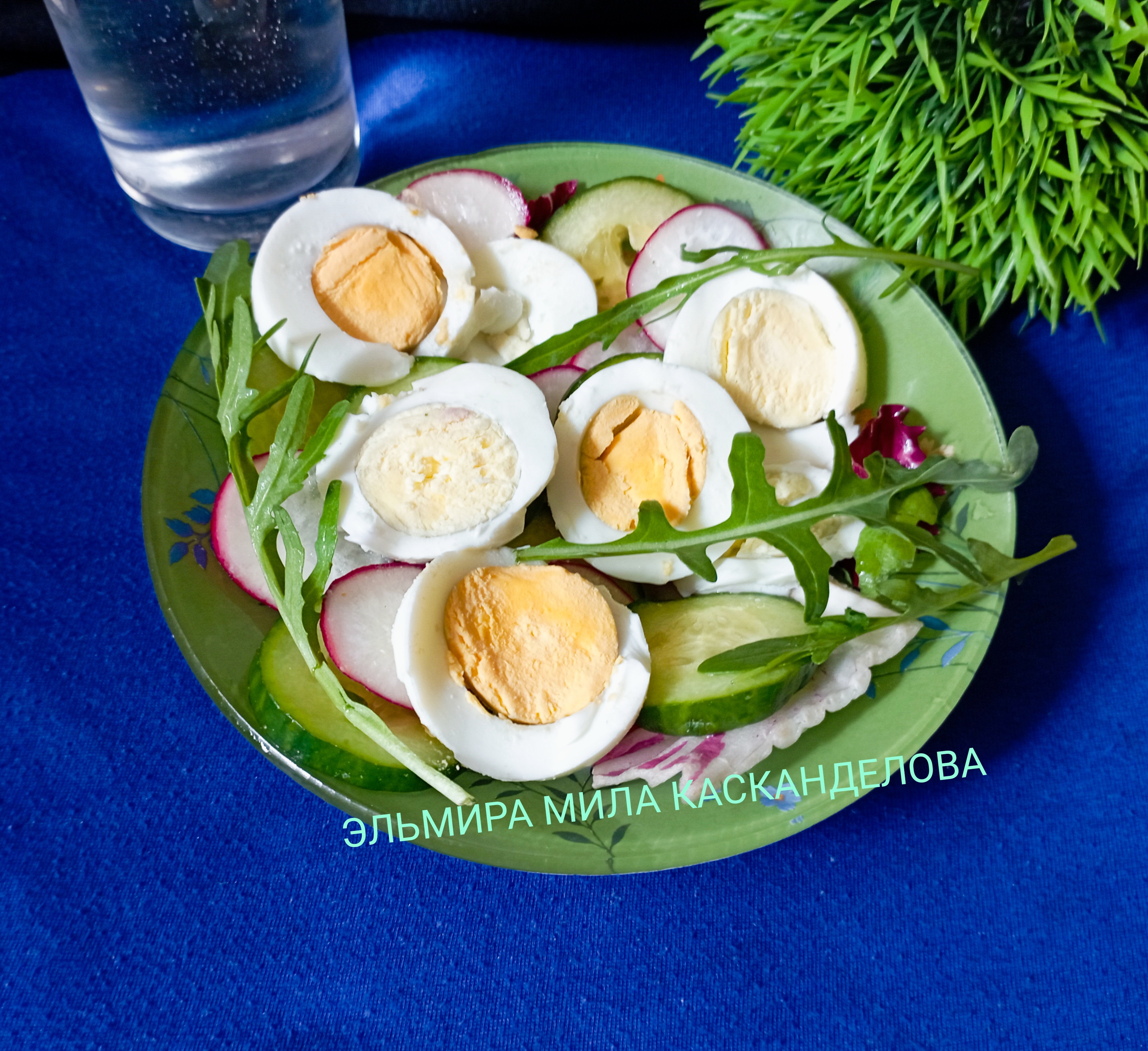 Салат из редиски с яйцом и огурцом