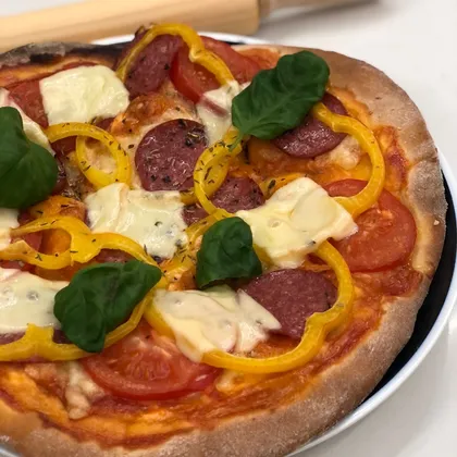 Вкуснейшая домашняя пицца с колбасой и сыром — самый простой рецепт