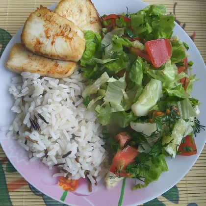Жареный судак с салатом и рисом