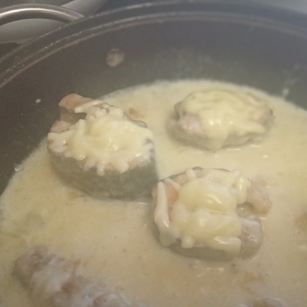 Горбуша под сметанным соусом с сыром