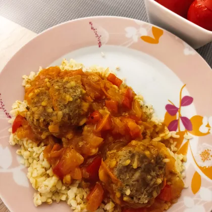 Тефтели с рисом и овощами в густой подливе