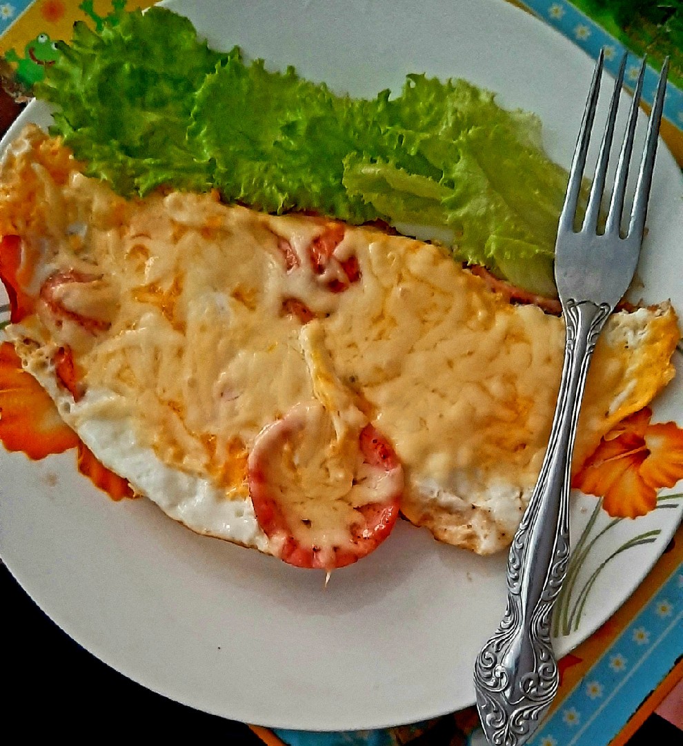 Болтунья с колбасой под сыром