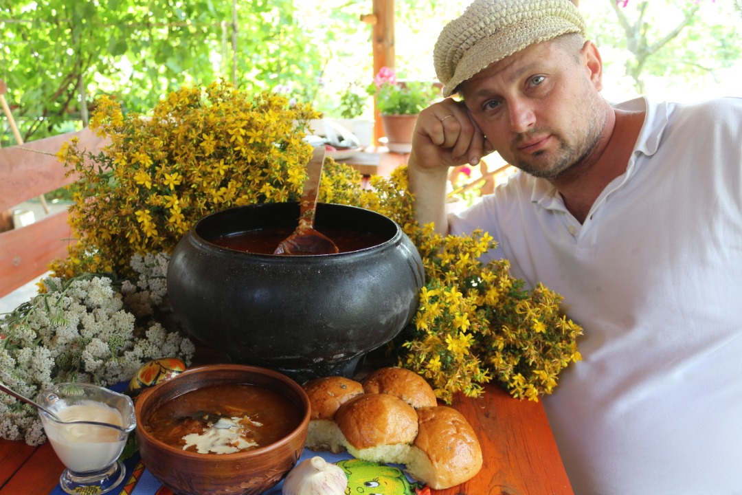 Борщ черниговский (Chernigov Borsch) с кабачками и яблоками томленый в печи в чугунке