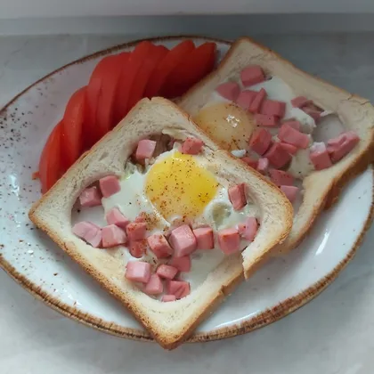 Запеченная яичница с колбасой в тостовом хлебе