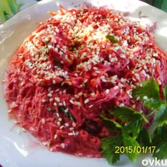 Салат из сырой свеклы, моркови и изюма