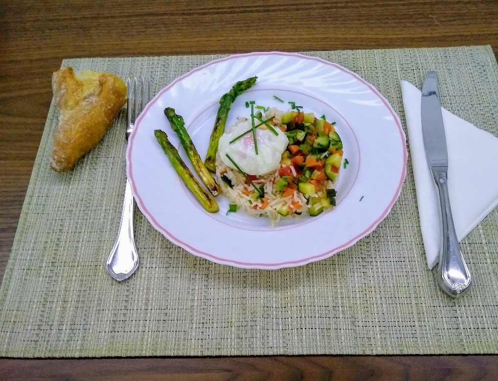 Рис с овощами и яйцом пашот