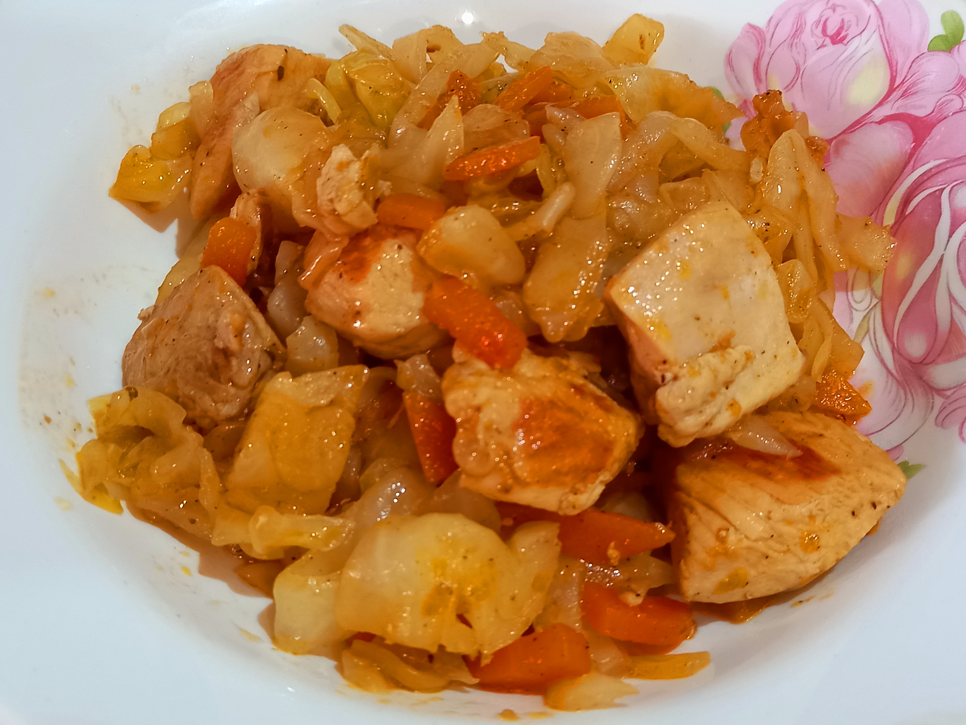 Жаркое из куриной грудки с молодой капустой и овощами нового урожая