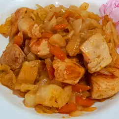 Жаркое из куриной грудки с молодой капустой и овощами нового урожая