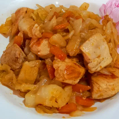 Жаркое из куриной грудки с молодой капустой и овощами нового урожая