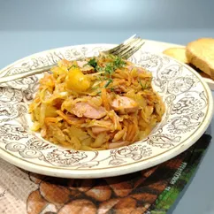 Тушеная капуста с картошкой и сосисками