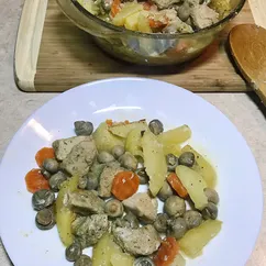 Мясо в духовке с картошкой и грибами