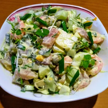 Новогодний салат "Оливье" с морепродуктами