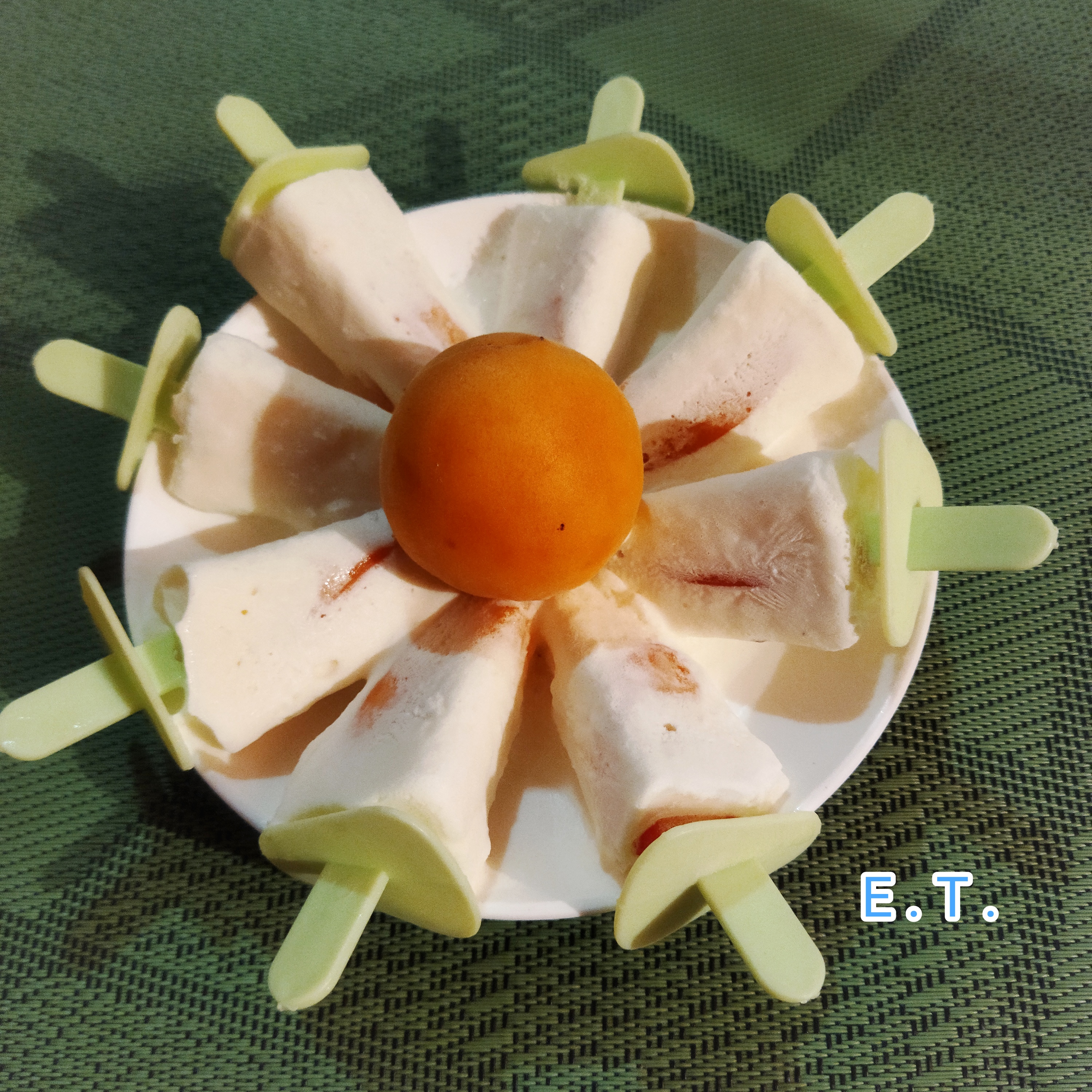Мороженое домашнее с фруктами (абрикосы) 