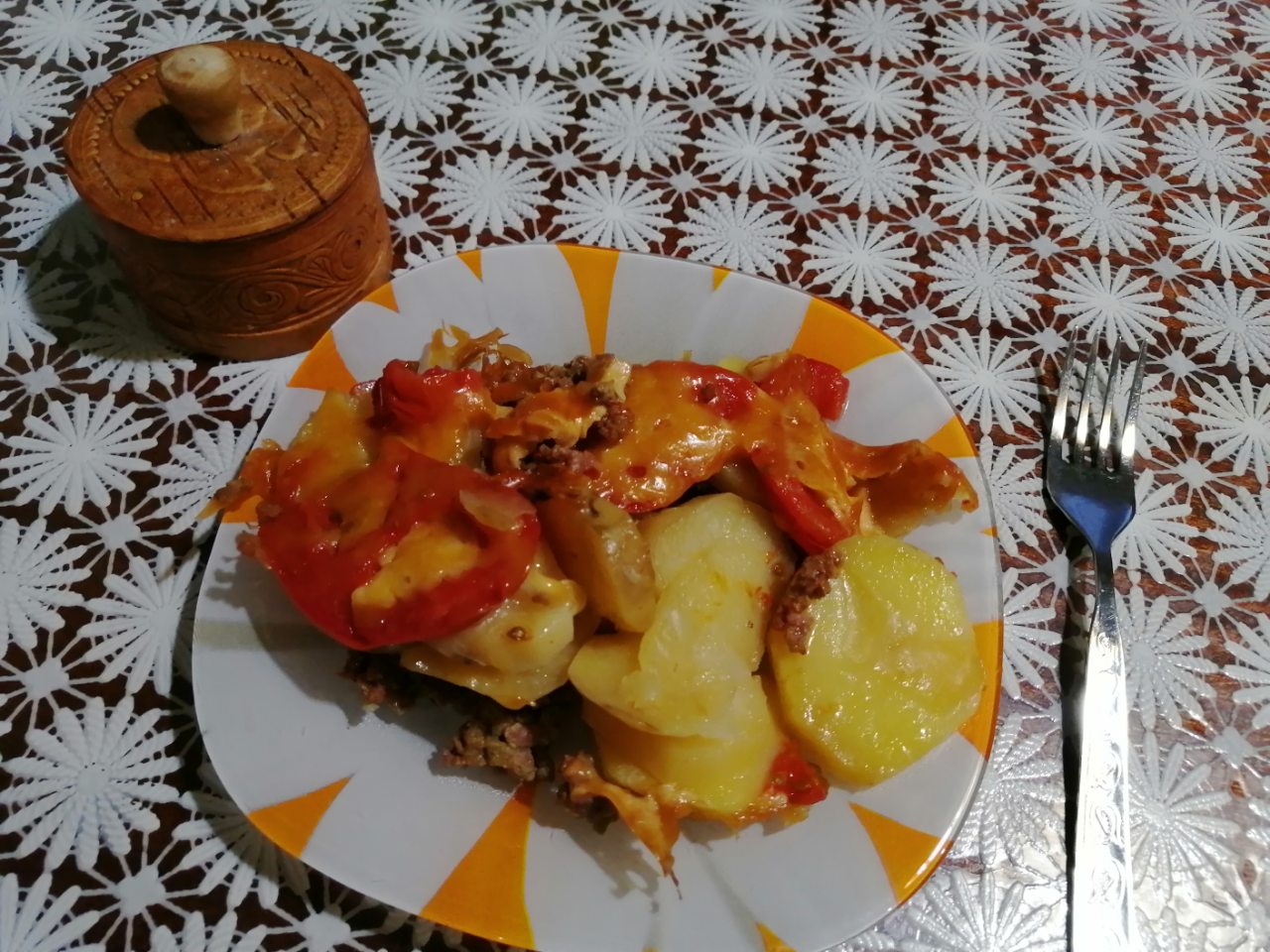 Картофельная запеканка с мясом и творожным сыром