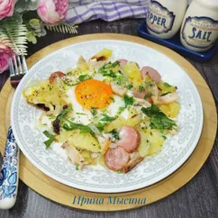 Жареный картофель с ветчиной и яйцом 