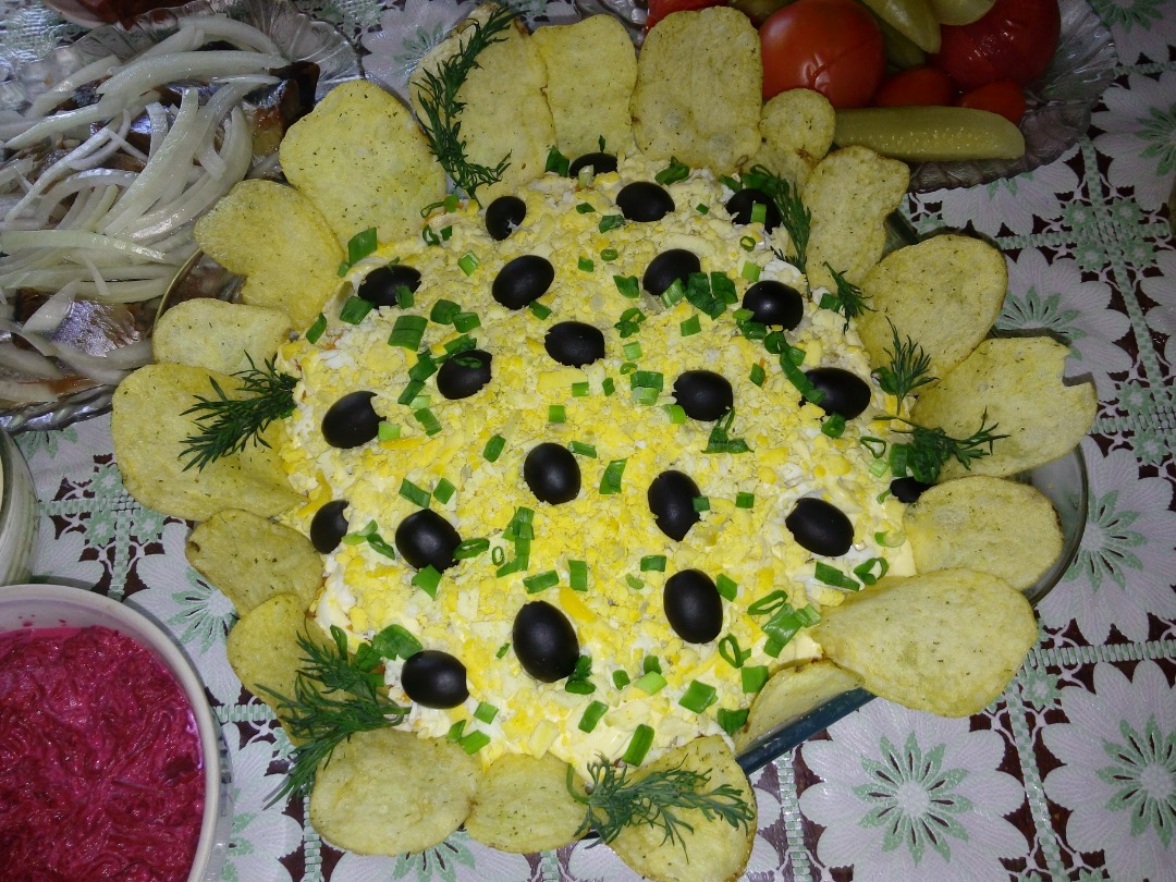 Рыбный салат с фасолью и маринованным огурцом