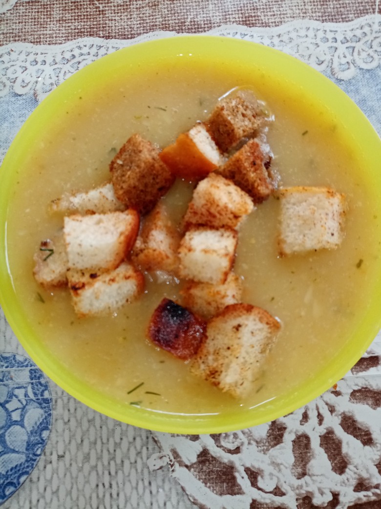 Суп-пюре из кабачка с сухариками