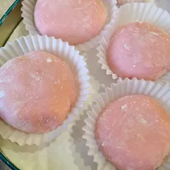 Моти с клубничной начинкой