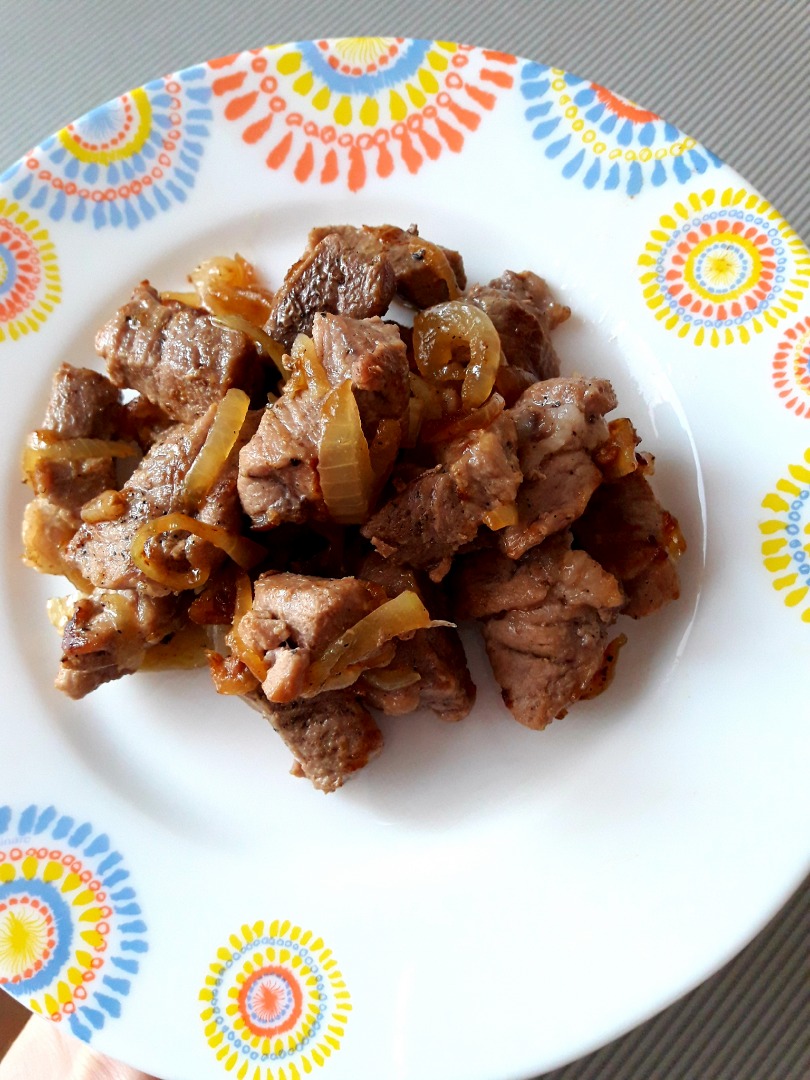 Мясо, жаренное с луком