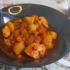 Тушёная курица с овощами