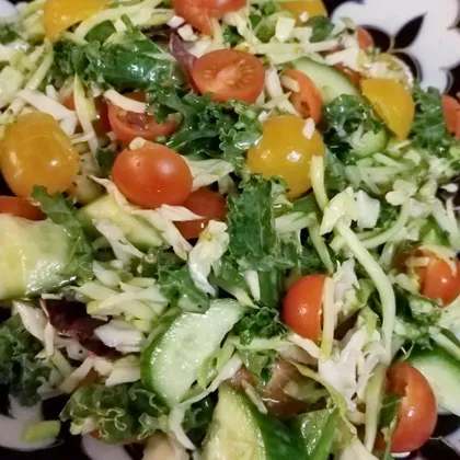 Салат свежий с зеленью и помидорами