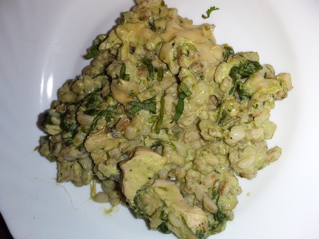 Курица с перловкой под соусом из шпината