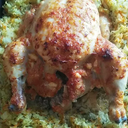 Целая курица, запечённая с рисом