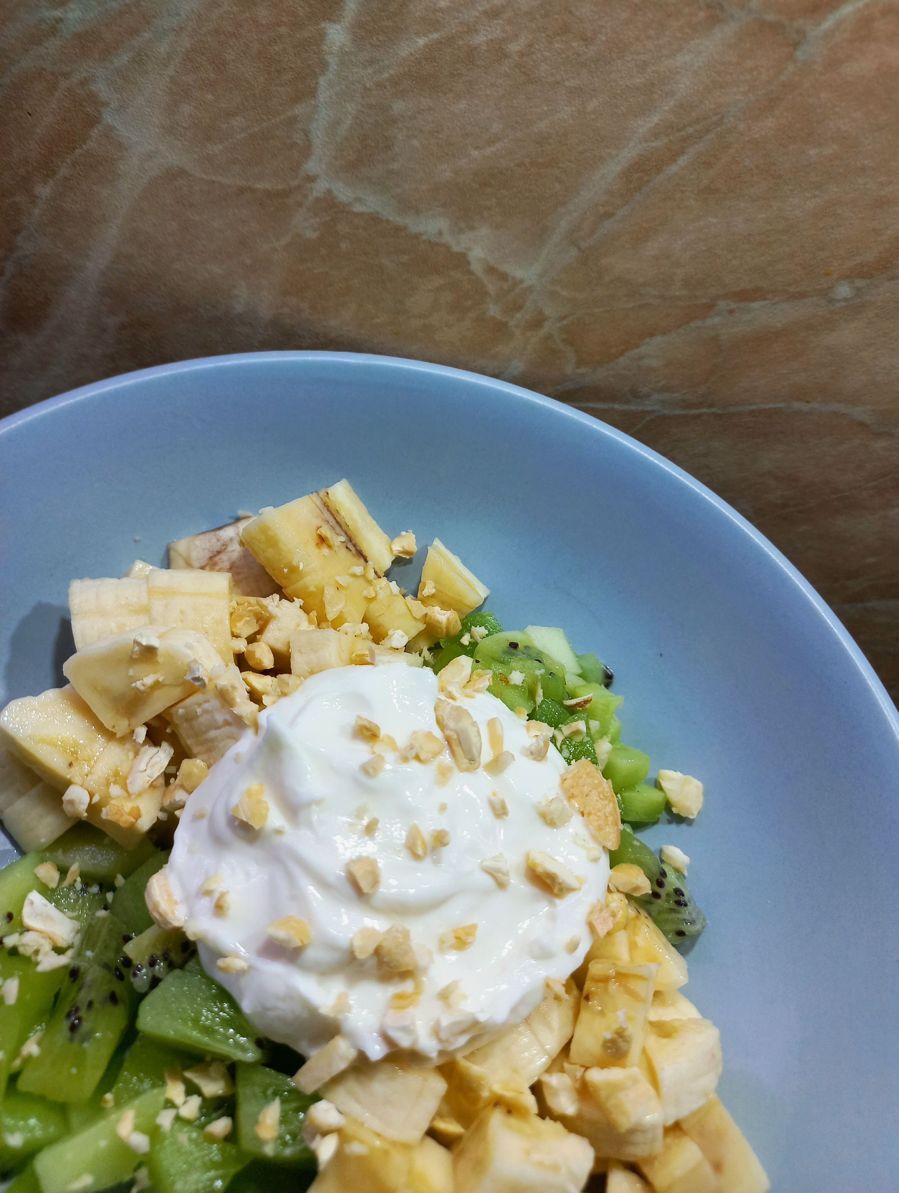 Фруктовый салат с бананом и киви