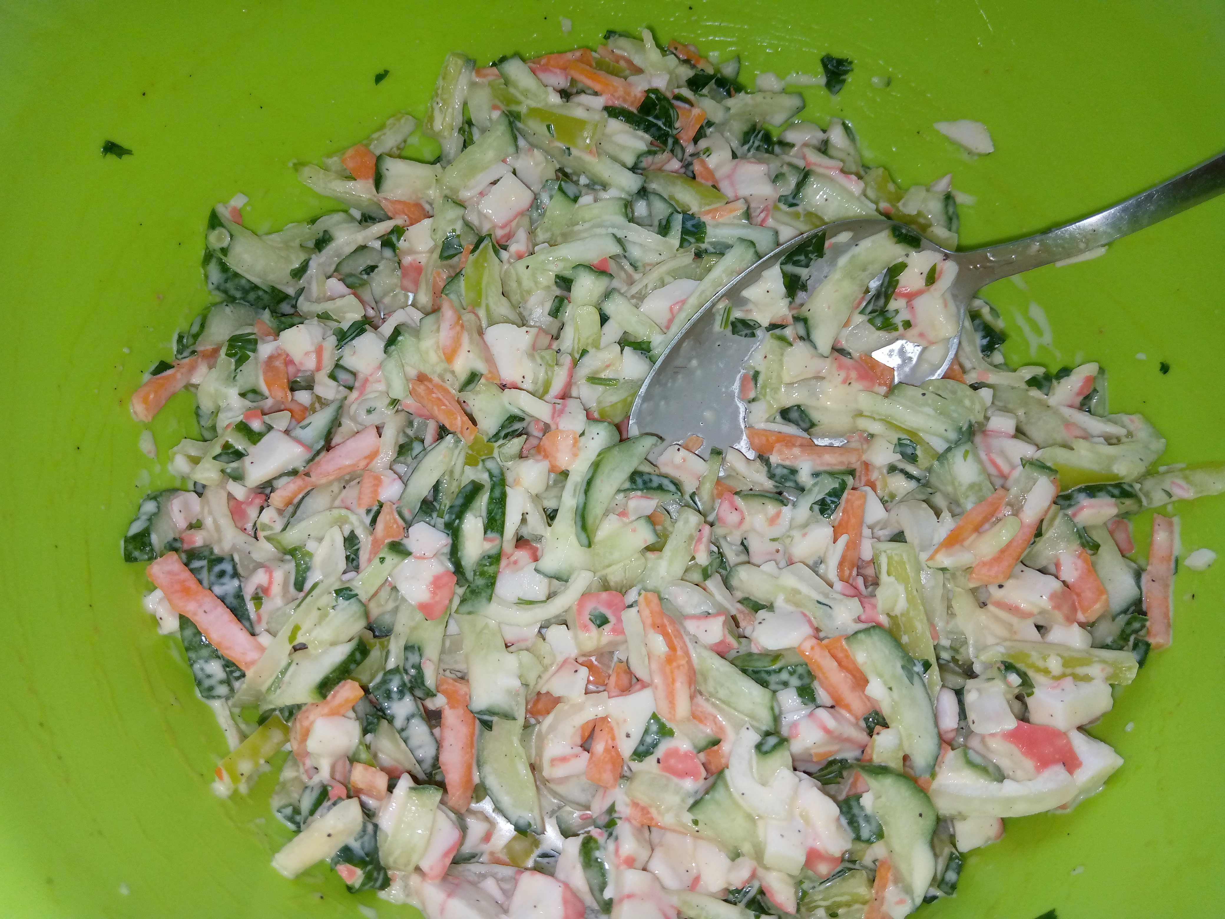 Салат с крабовыми палочками и овощами