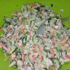 Салат с крабовыми палочками и овощами