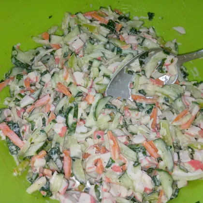 Салат с крабовыми палочками и овощами