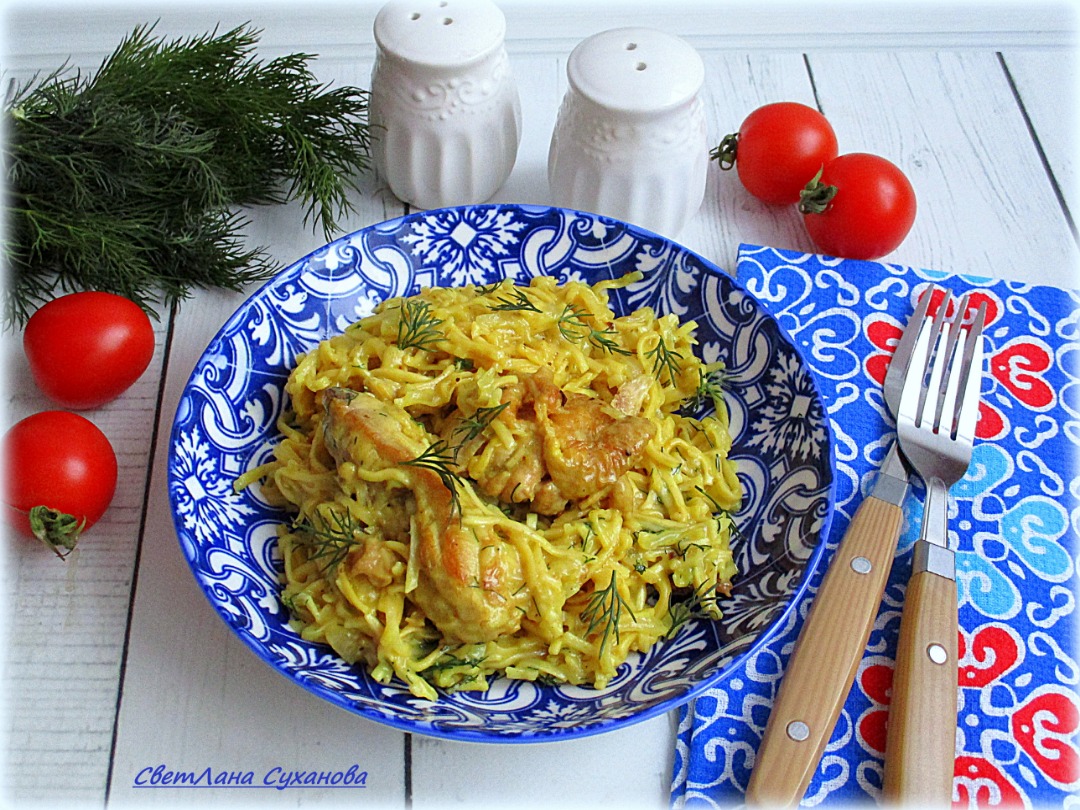 Тушёная курица с яичной лапшой