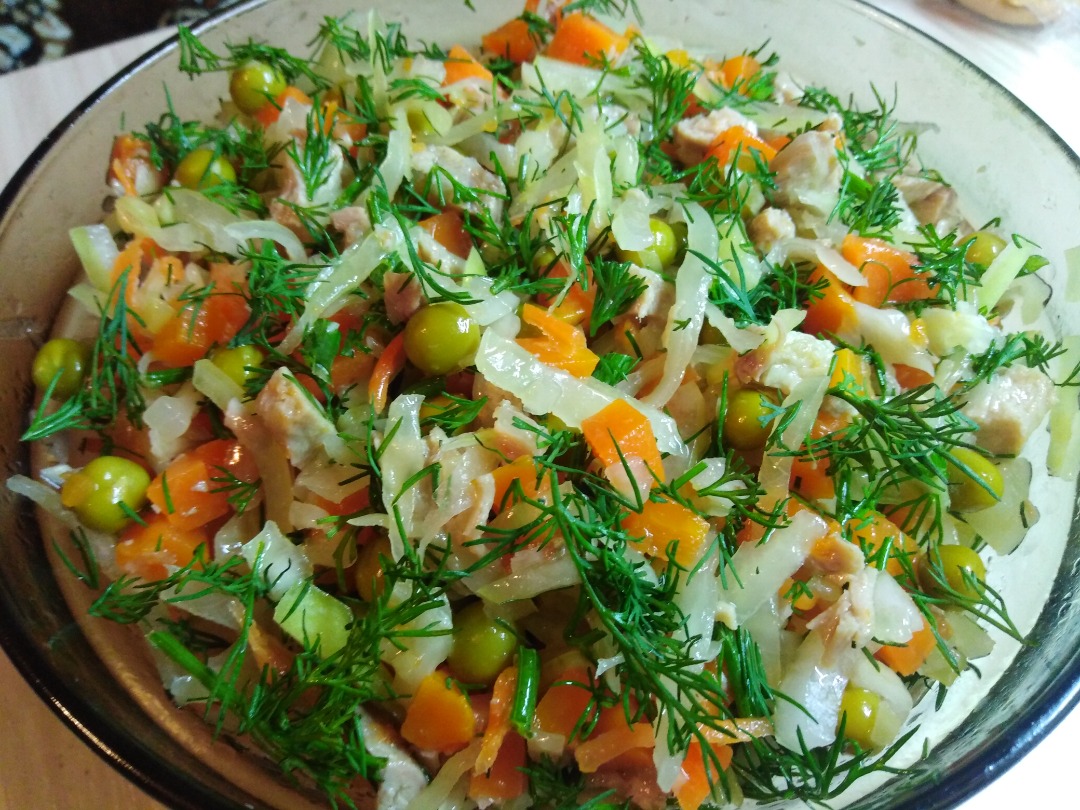 Деревенский салат со свининой и квашеной капустой