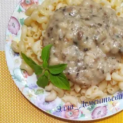 Рожки с грибным соусом