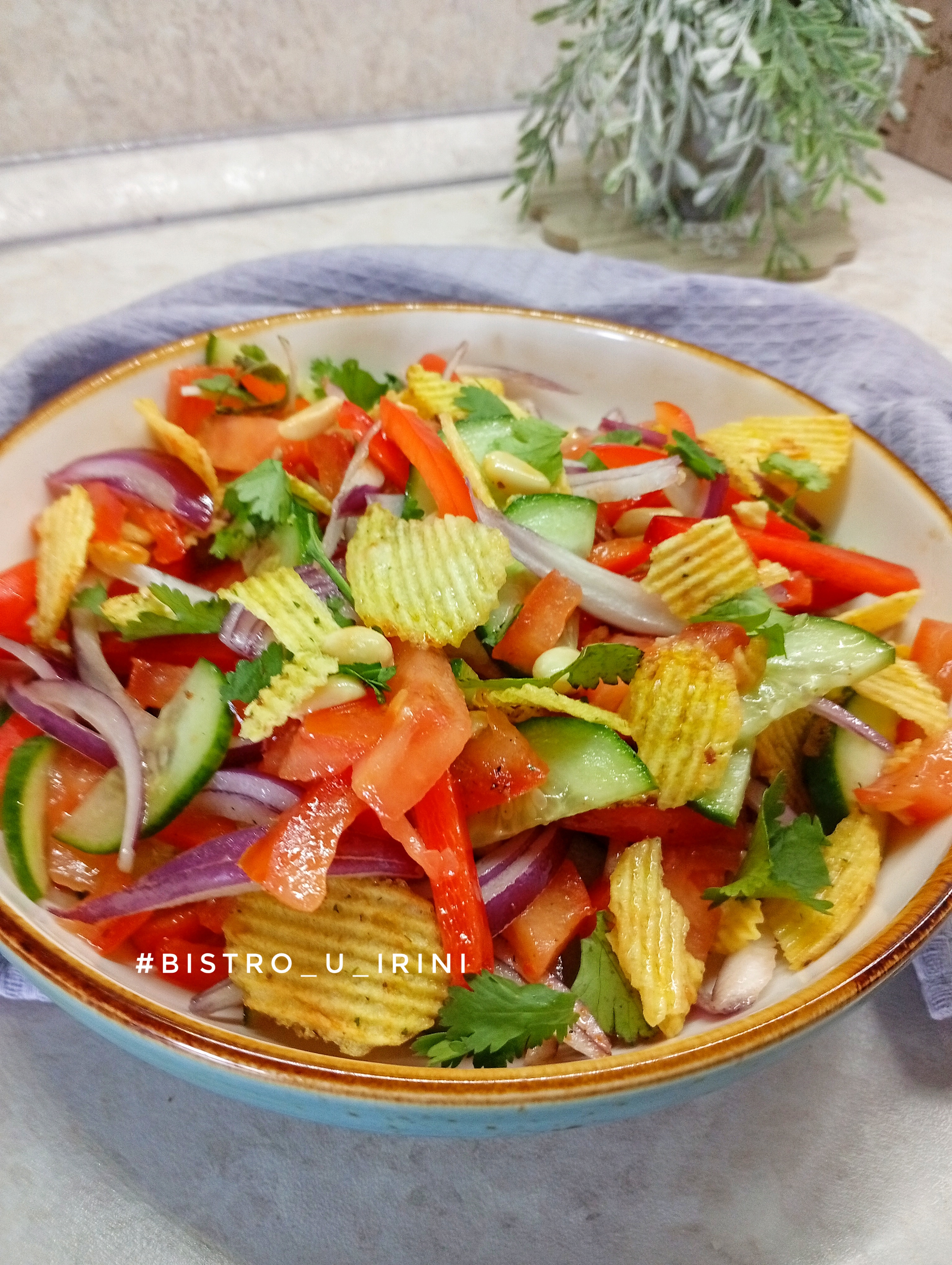 Овощной салат с чипсами и арахисом