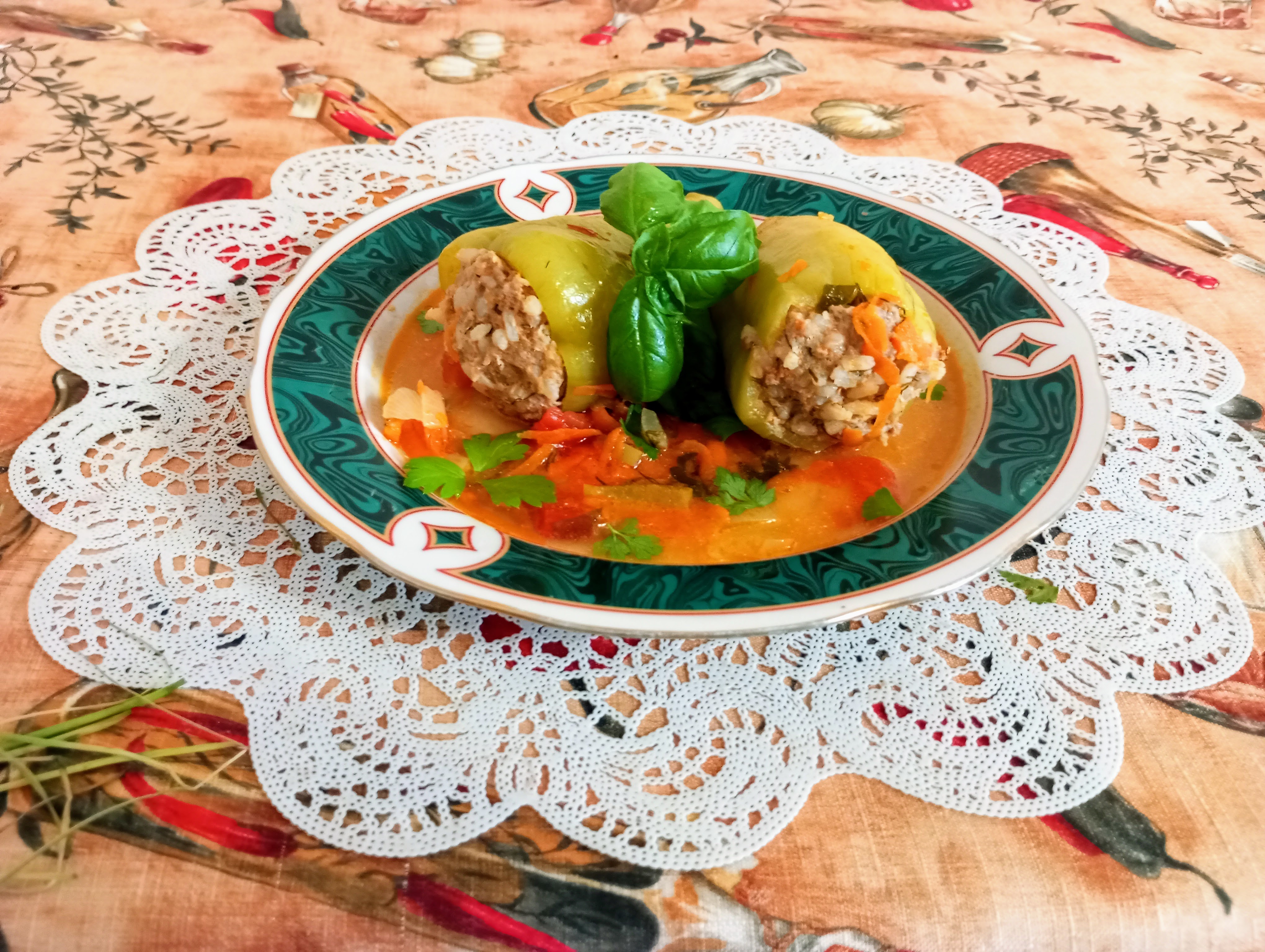 Перец фаршированный мясным фаршем и рисом, с овощным соусом