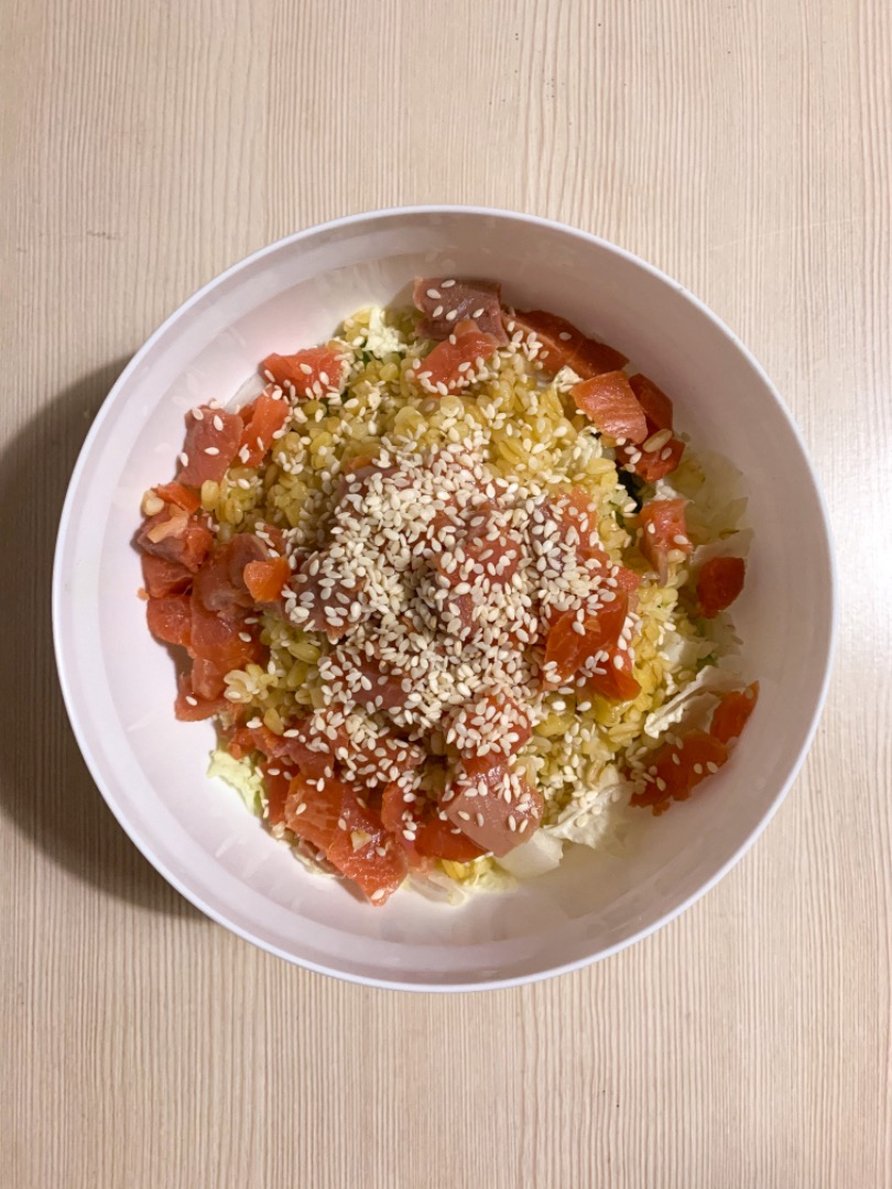 Поке с форелью и овощами